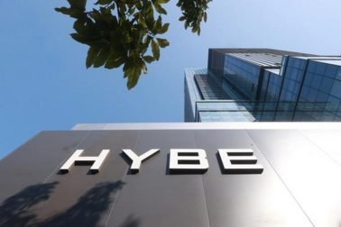 Police have secured nearly a month-long warrant to conduct a high-intensity search of HYBE’s headquarters concerning allegations of fraudulent stock trading by Chairman Bang Si-hyuk.